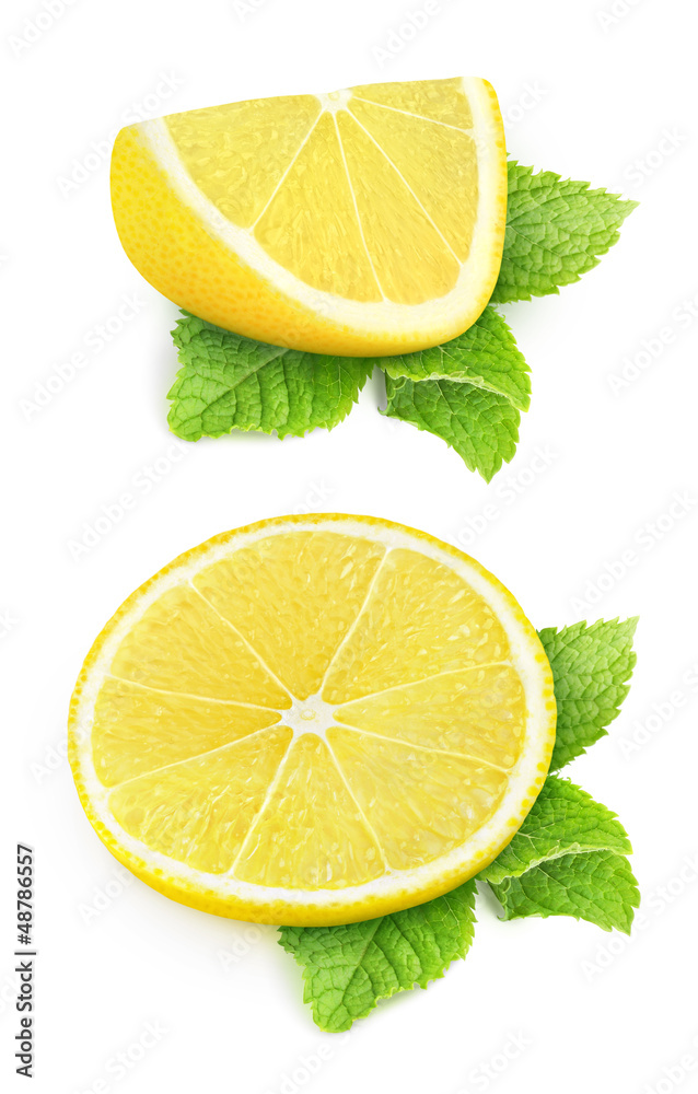 孤立的柠檬。薄荷叶上柠檬片的两张图像，白色背景