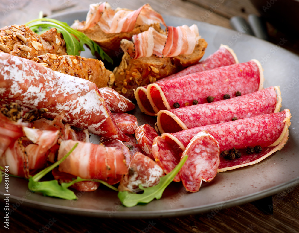 香肠。各种意大利火腿、萨拉米和培根。肉类食品