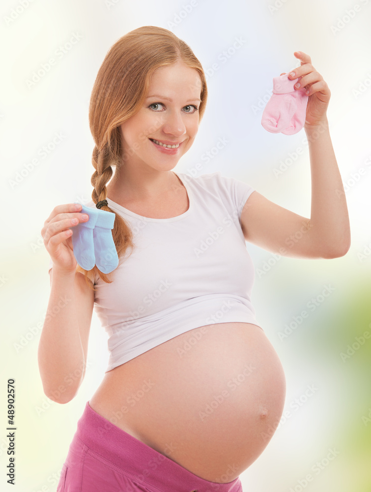 幸福的孕妇和粉红色的袜子
