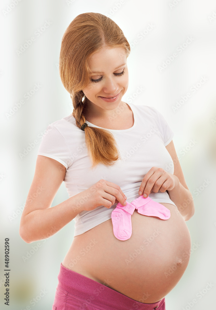 孕妇穿蓝粉色婴儿袜