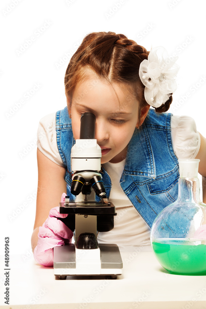 女孩与显微镜