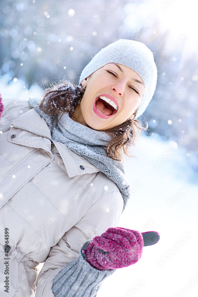 冬天的女人户外。快乐的笑女孩玩得开心
