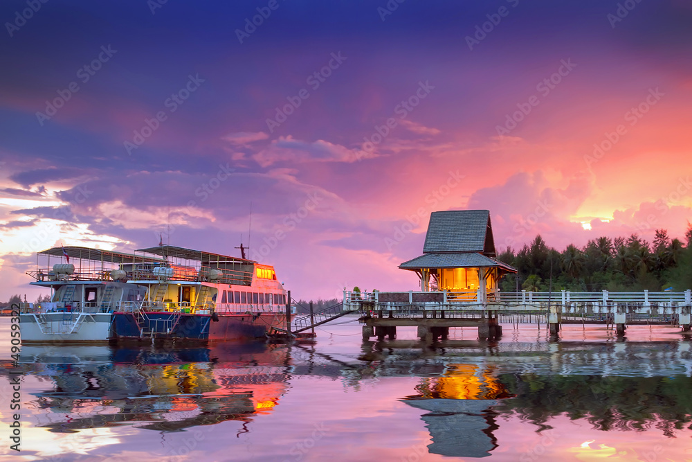 泰国Koh Kho Khao岛港口令人惊叹的日落
