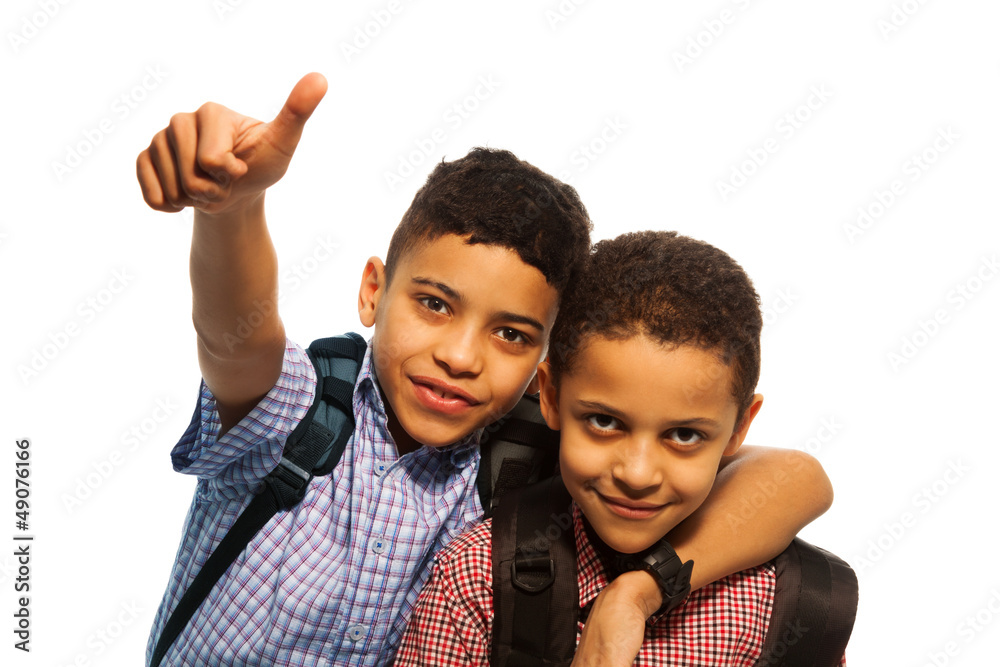 两个黑人男孩放学后