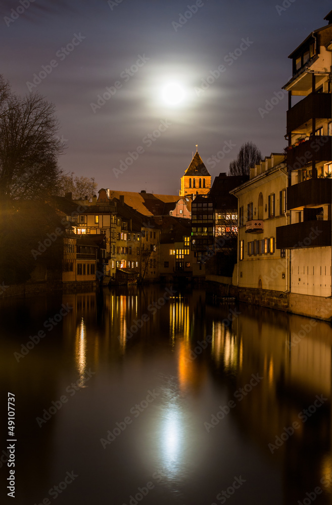 法国斯特拉斯堡小法兰西地区伊里尔河上的月亮