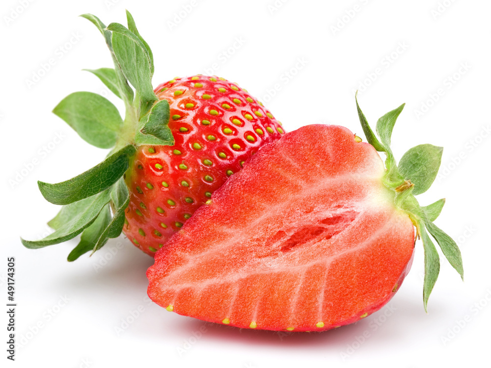 白色背景下分离的新鲜草莓。工作室宏