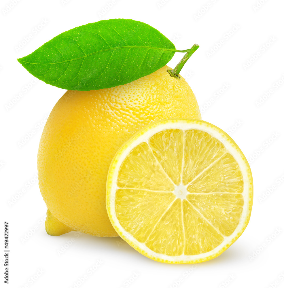 分离的柠檬。一个完整的柠檬果实和一个半分离的白色背景