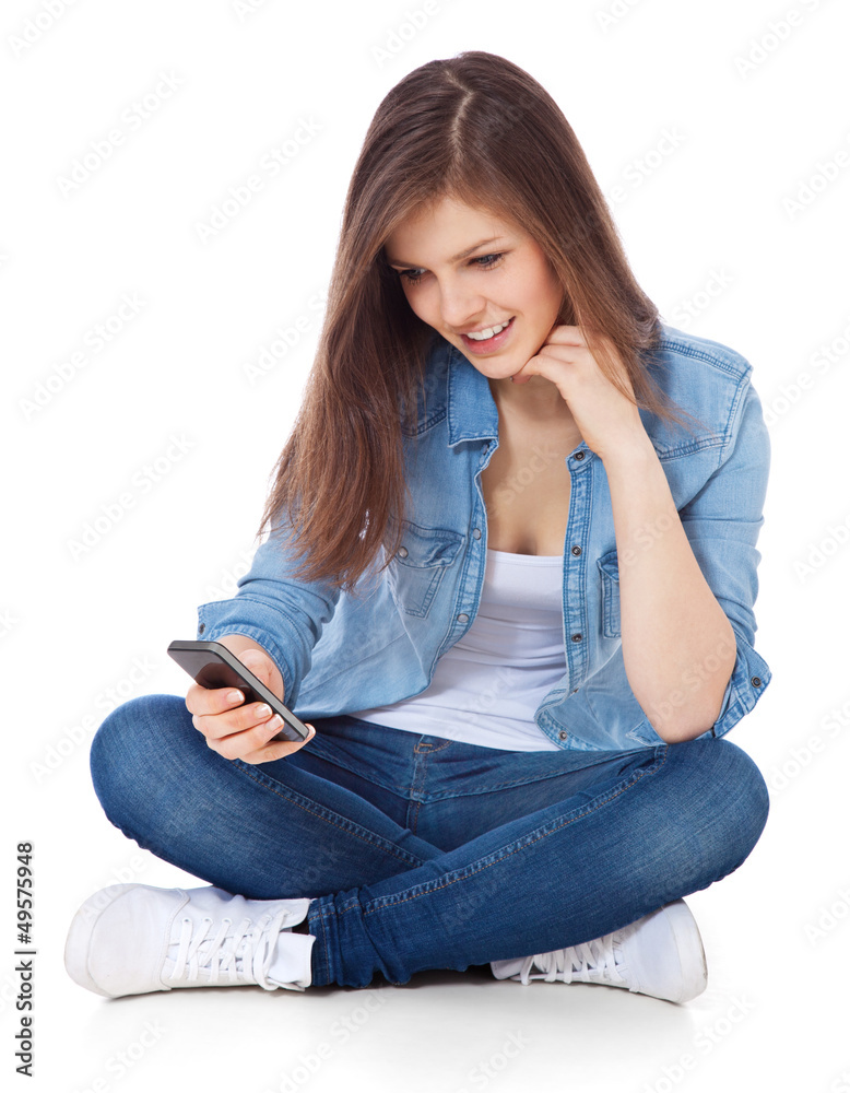 Attraktives Mädchen nutzt ihr Handy