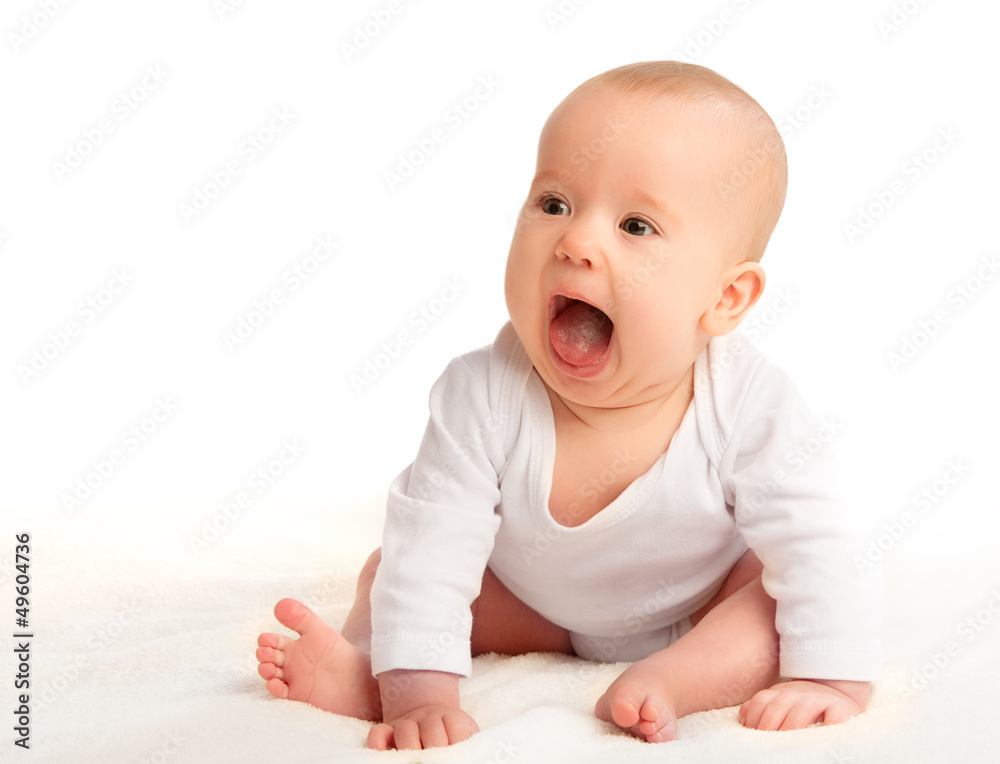 开心的婴儿张着嘴笑着，大喊大叫
