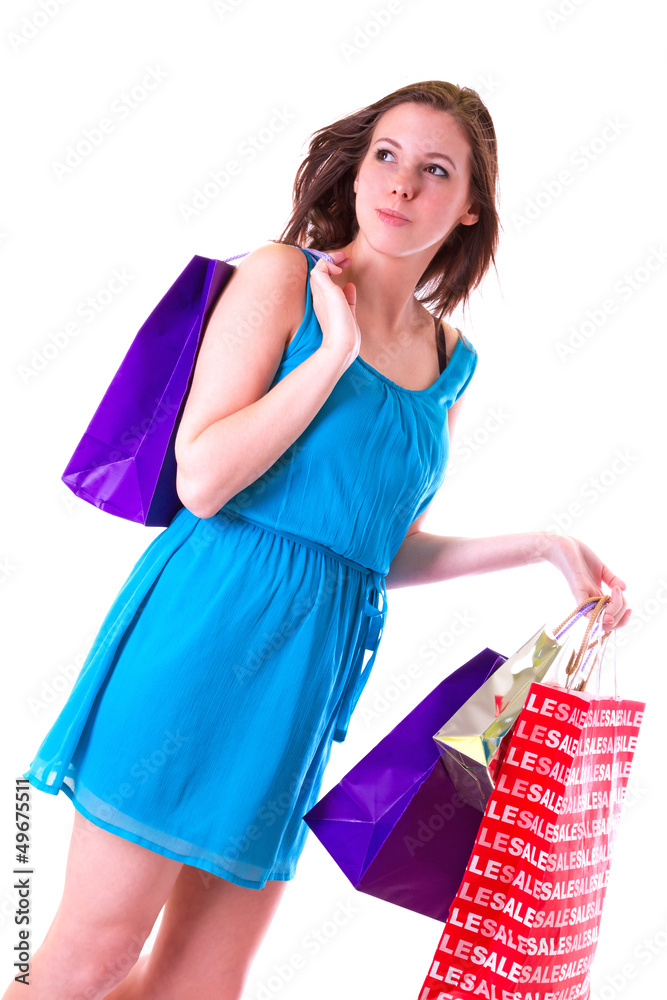 漂亮的年轻女性拿着白色隔离的购物袋