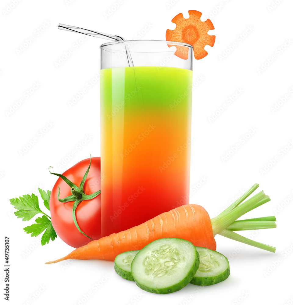 隔离饮料。新鲜番茄、胡萝卜和黄瓜片，以及一杯隔离在w上的蔬菜汁