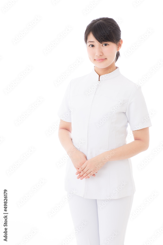 白人背景下的年轻亚洲护士
