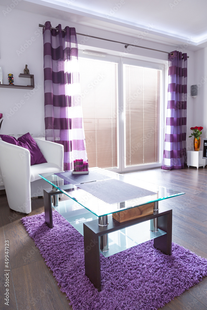 带紫色装饰的现代白色客厅内部