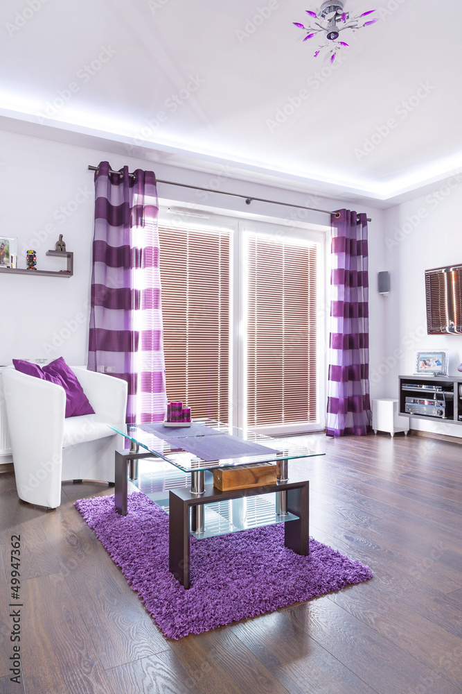 带紫色装饰的现代白色客厅内部