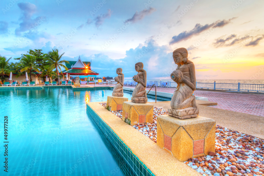 泰国热带游泳池的喷泉雕像