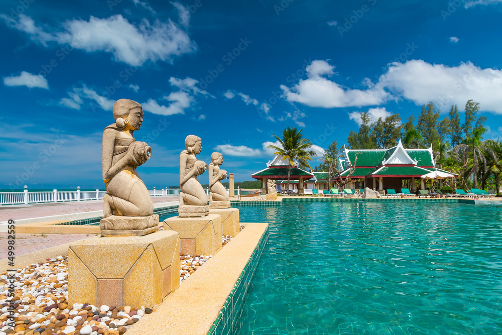 泰国热带游泳池喷泉雕像