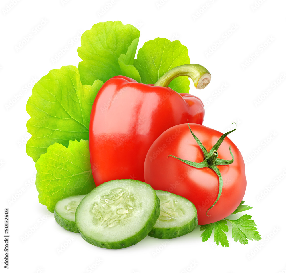 隔离蔬菜。番茄、甜椒、黄瓜片、生菜和欧芹叶（新鲜沙拉）