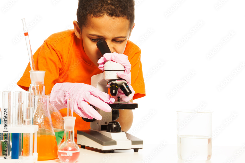 看着显微镜的可爱黑人男孩