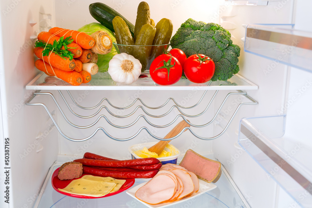 装满健康蔬菜、火腿和奶酪的冰箱