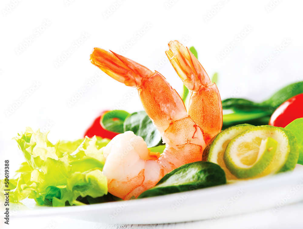 虾沙拉。健康的虾沙拉配绿色蔬菜和西红柿
