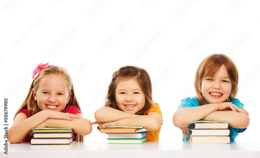 三个聪明的孩子在一堆书上