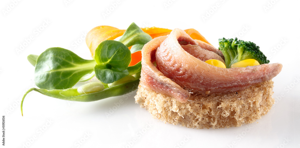凤尾鱼鱼片配面包和蔬菜