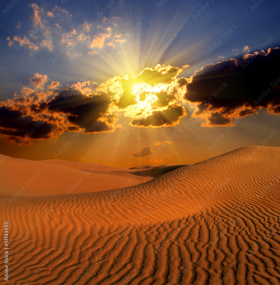 沙漠中引人注目的日落景观