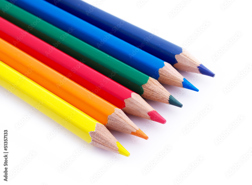隔离背景上的彩色铅笔。