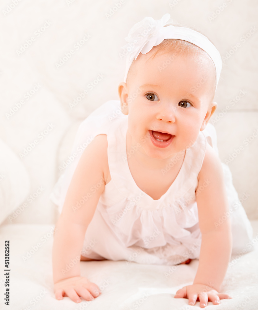 穿着白色连衣裙，面带微笑的小可爱女孩