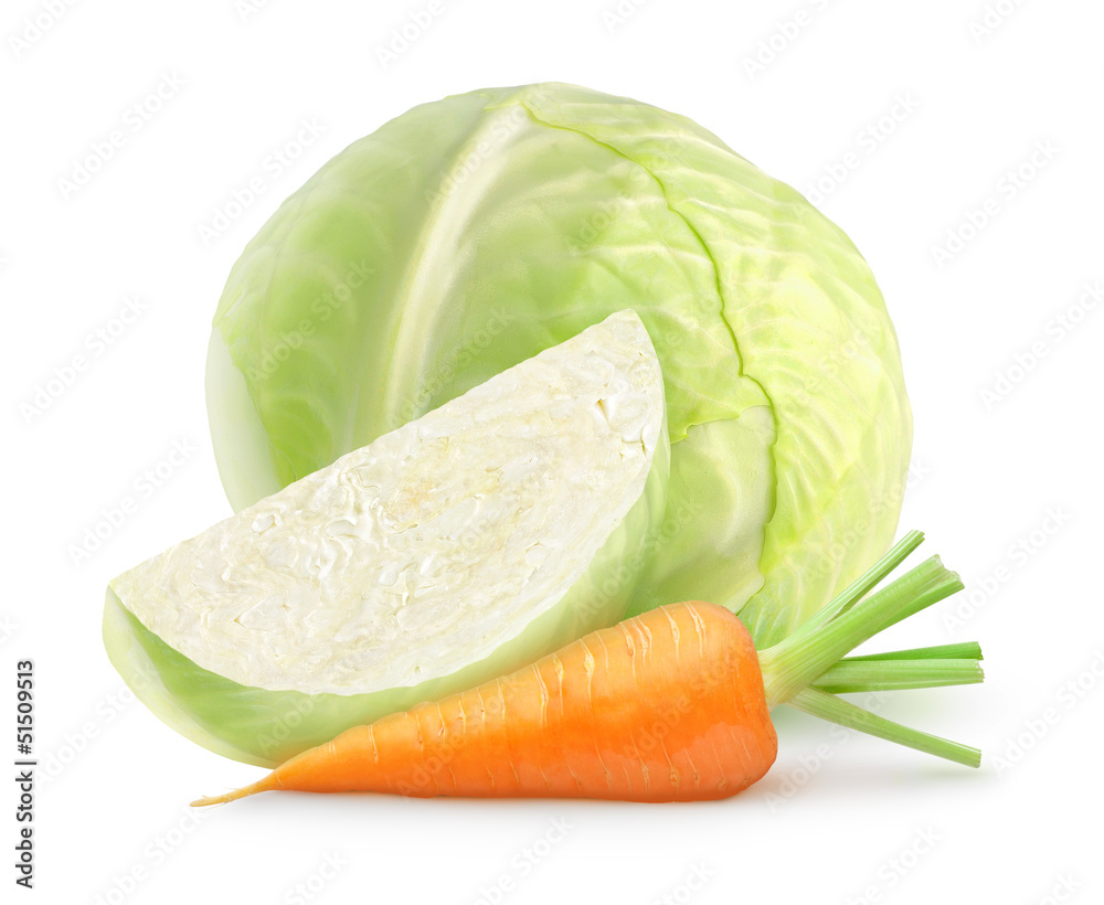 隔离蔬菜。切新鲜卷心菜和胡萝卜，隔离在白底上