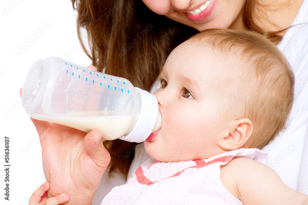 喂养婴儿。婴儿吃奶瓶里的牛奶