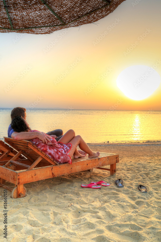 一对情侣拥抱在一起观看埃及红海上空的日出