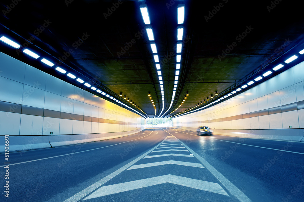 城市公路隧道中的抽象速度运动