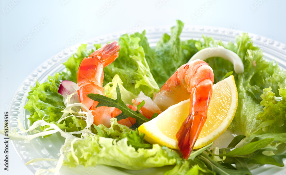 虾沙拉。健康的混合绿色虾沙拉