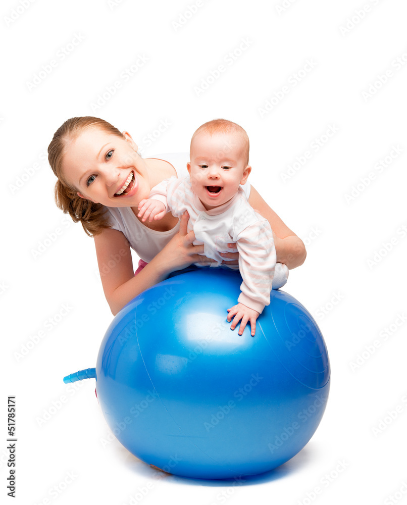 妈妈和宝宝在球上做体操