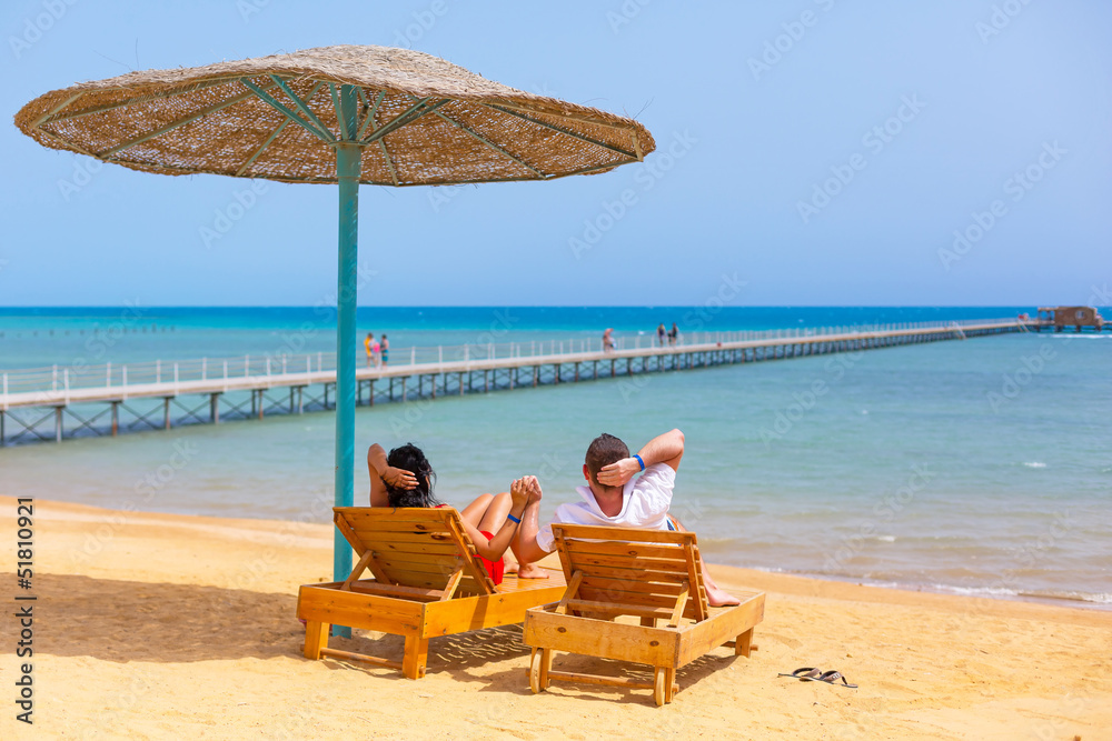 埃及红海海滩上的情侣放松