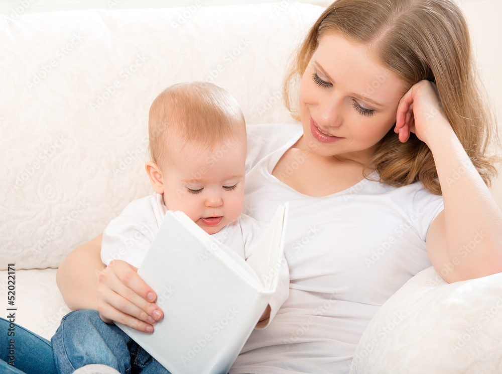 妈妈在看书，一个小婴儿在沙发上