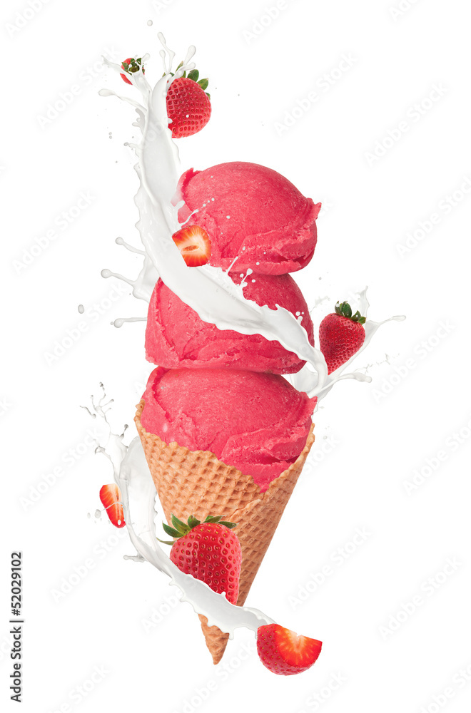 冰淇淋加牛奶飞溅和白色背景上的水果块