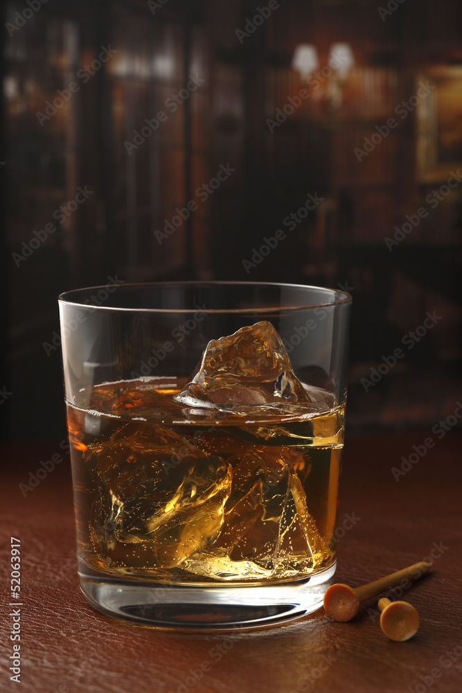 岩石上的威士忌