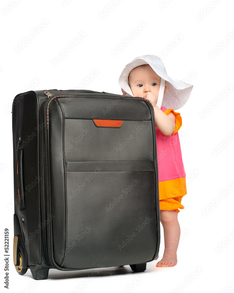 带行李箱的小女婴