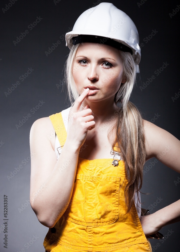 年轻建筑女工，建筑工人