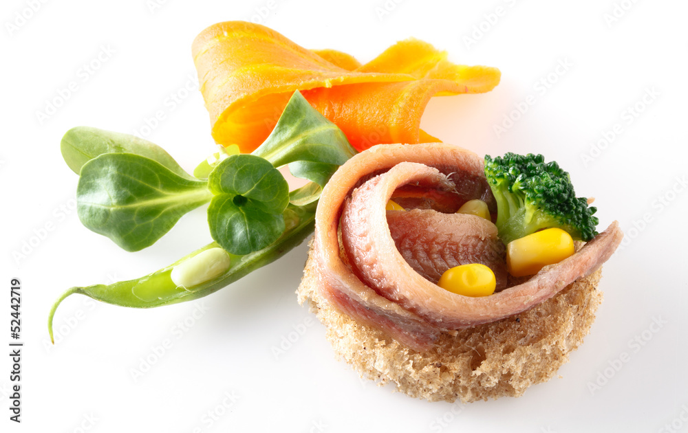 凤尾鱼鱼片配面包和蔬菜。