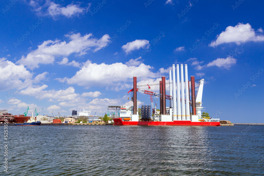 波兰Gdynia造船厂，配备风力涡轮机安装船