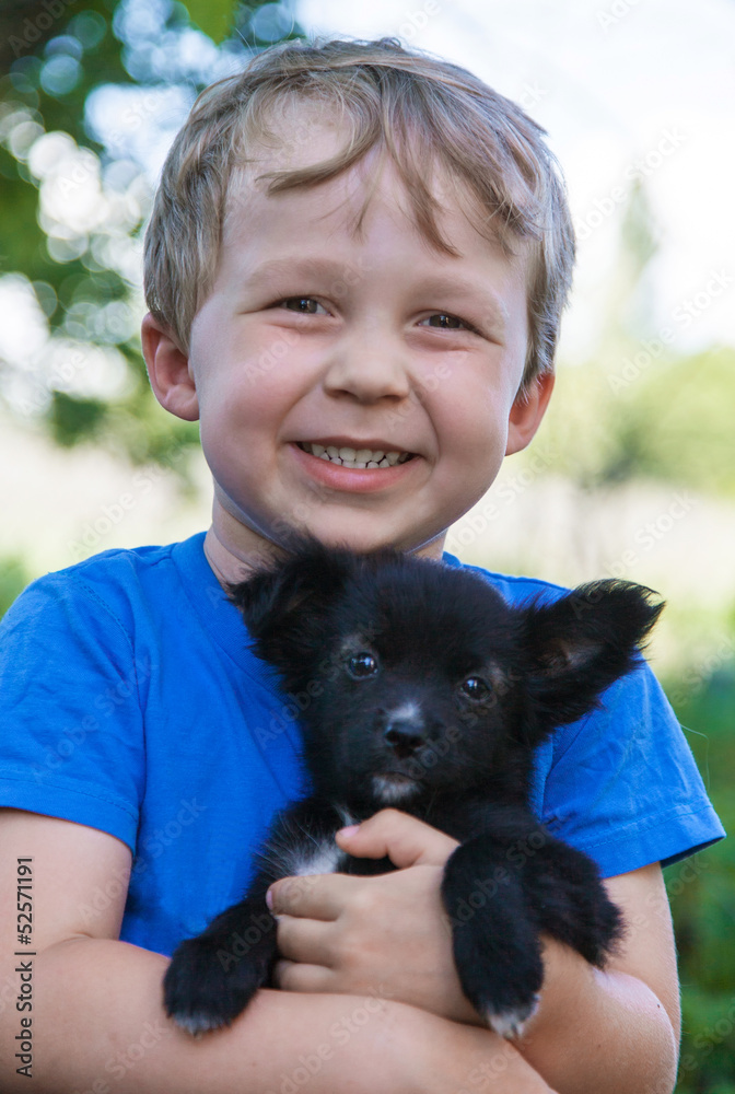 男孩和小狗的肖像