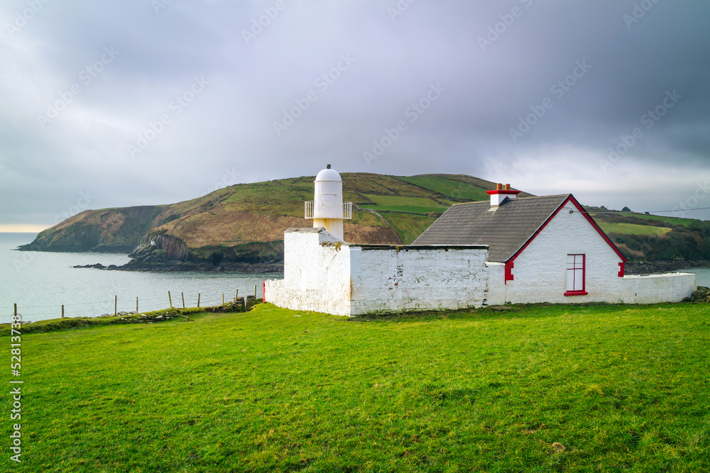 爱尔兰海岸上的小灯塔