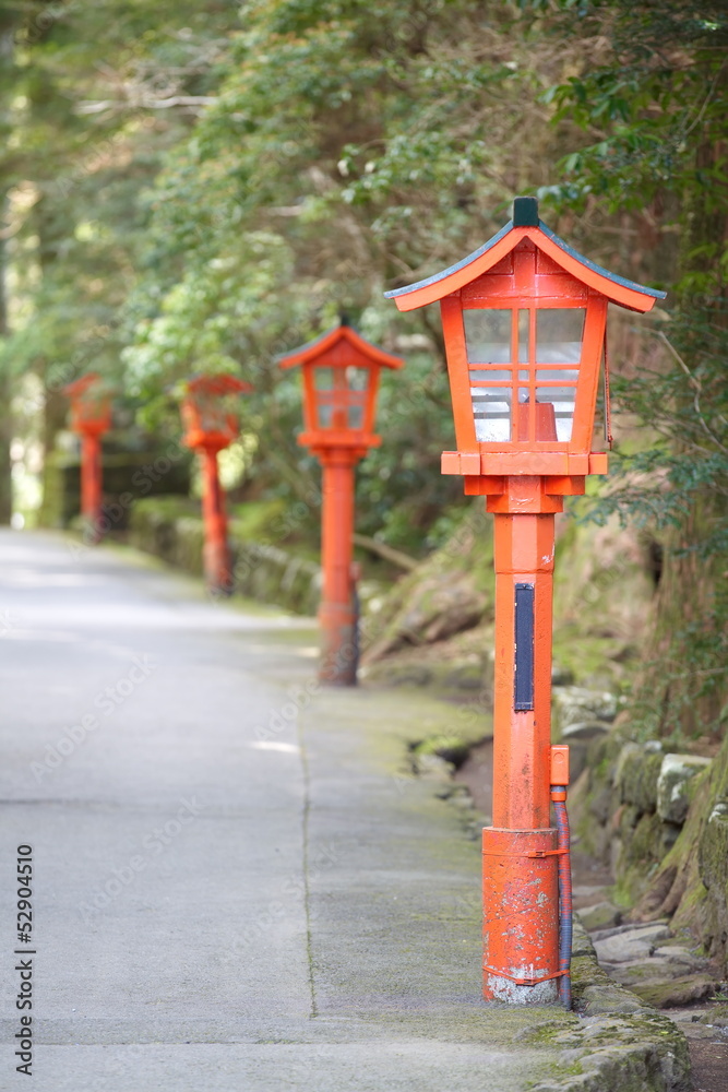 日本花园里的红灯