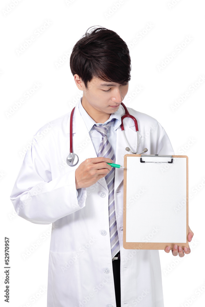 年轻医生在剪贴板上展示一些东西