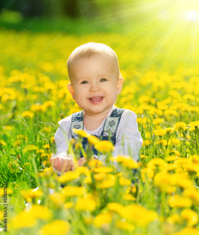 草原上的快乐女婴，大自然上开着黄色的花朵