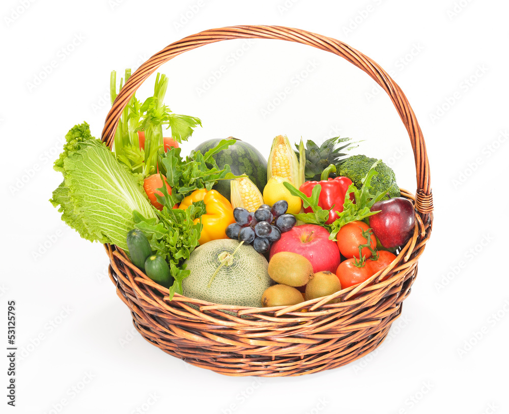 篮子里的水果和蔬菜被隔离在白色上