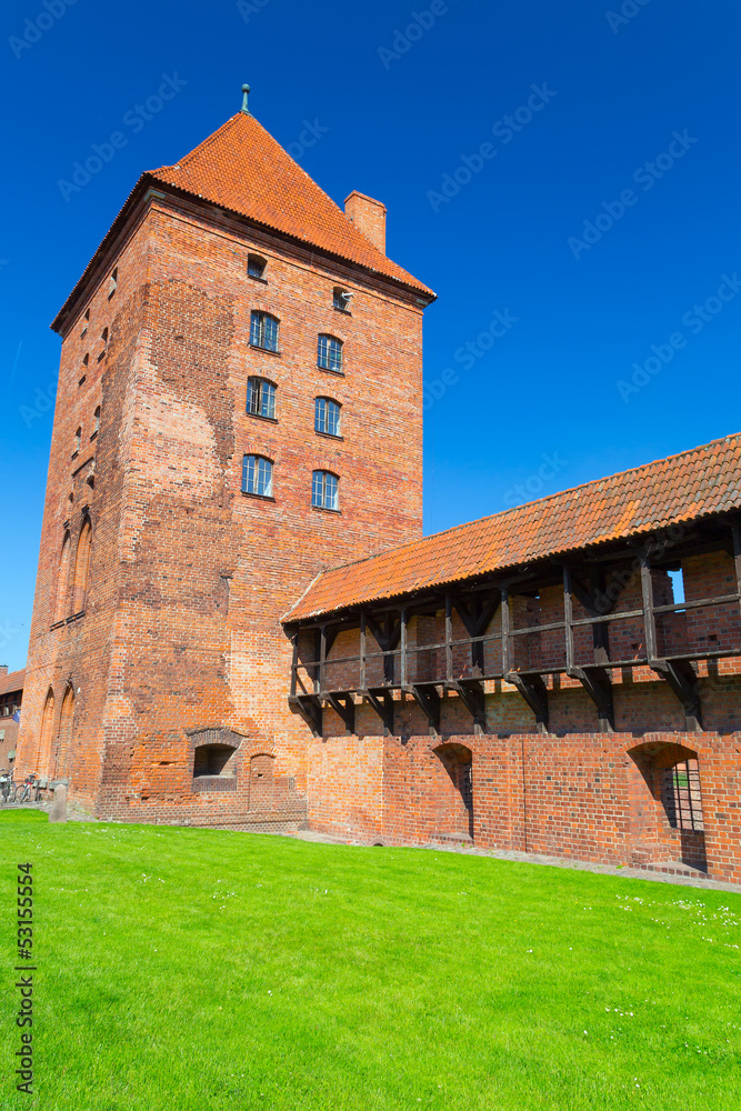 波兰夏日风景中的马尔博克城堡的城墙和塔楼